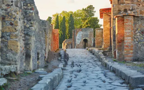 Italy-Pompeii-Street-800x500